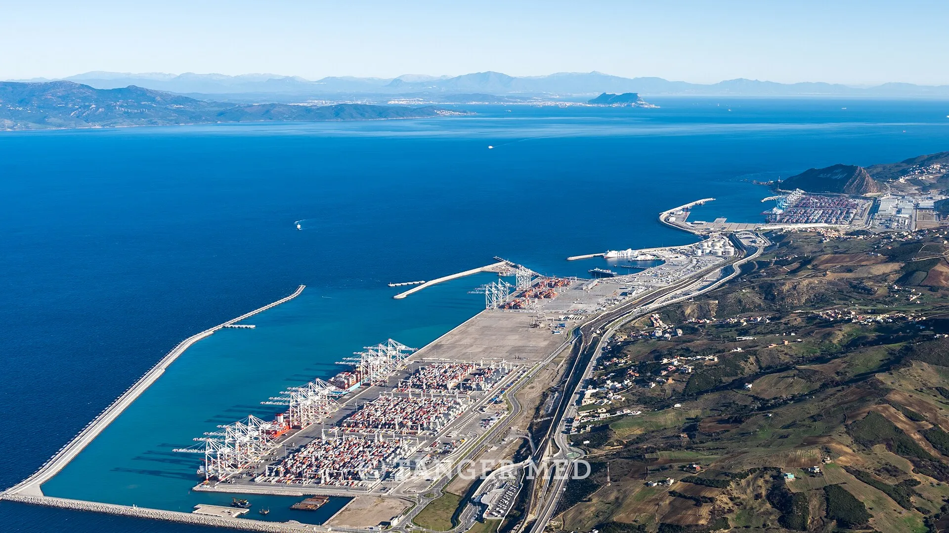 Ferry à l'approche du port de Tanger Med, détroit de Gibraltar en arrière-plan