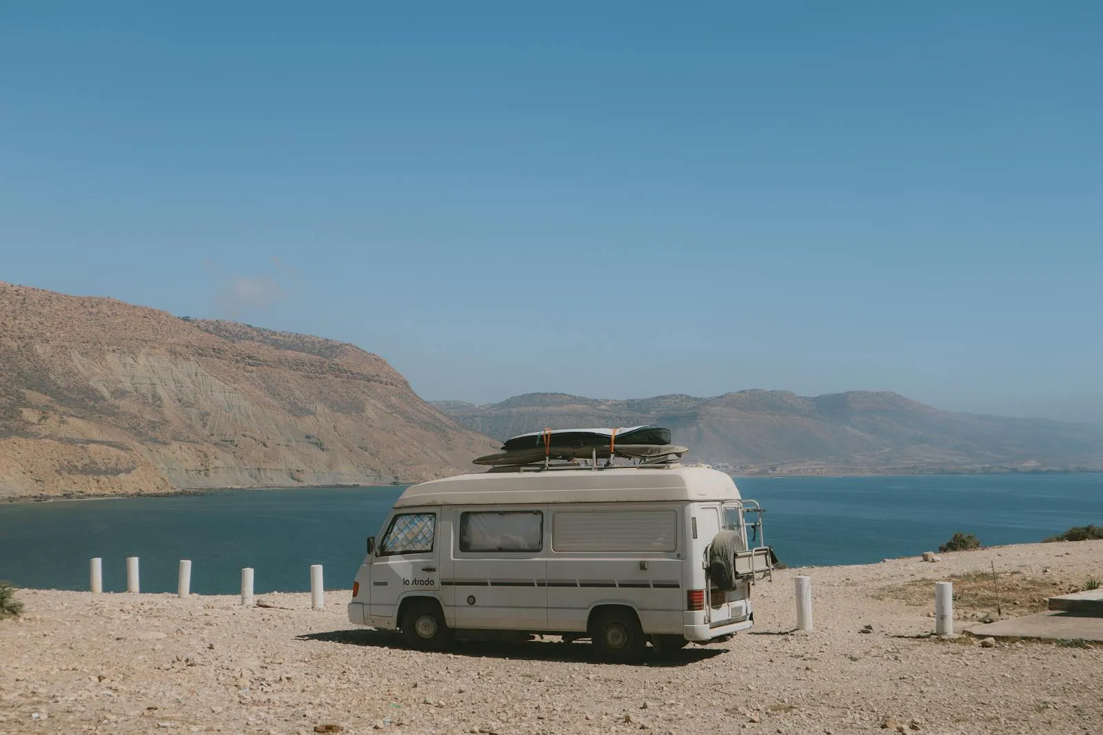 Van aménagé stationné au bord de l'eau à Imsouane, sur la côte atlantique marocaine