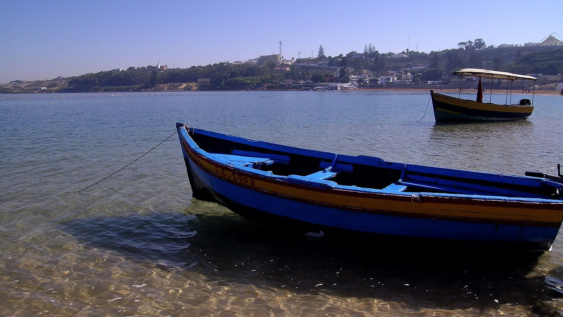 Lagune en croissant d'Oualidia au Maroc, eaux calmes protégées par un cordon dunaire