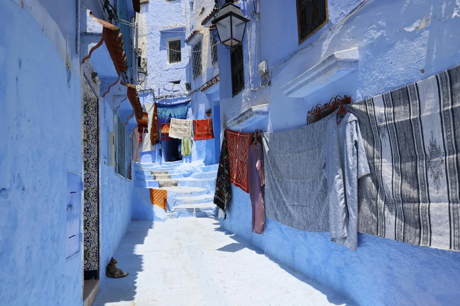 Ruelle aux murs peints en bleu à Chefchaouen, la ville bleue du nord du Maroc