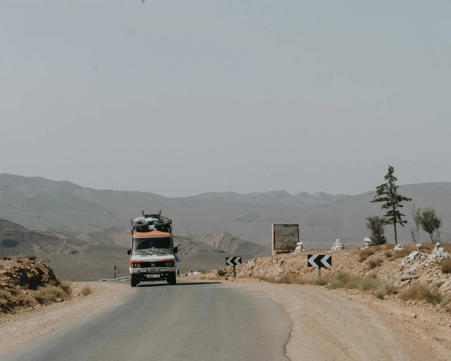 Autocaravana en una carretera de montaña en Marruecos