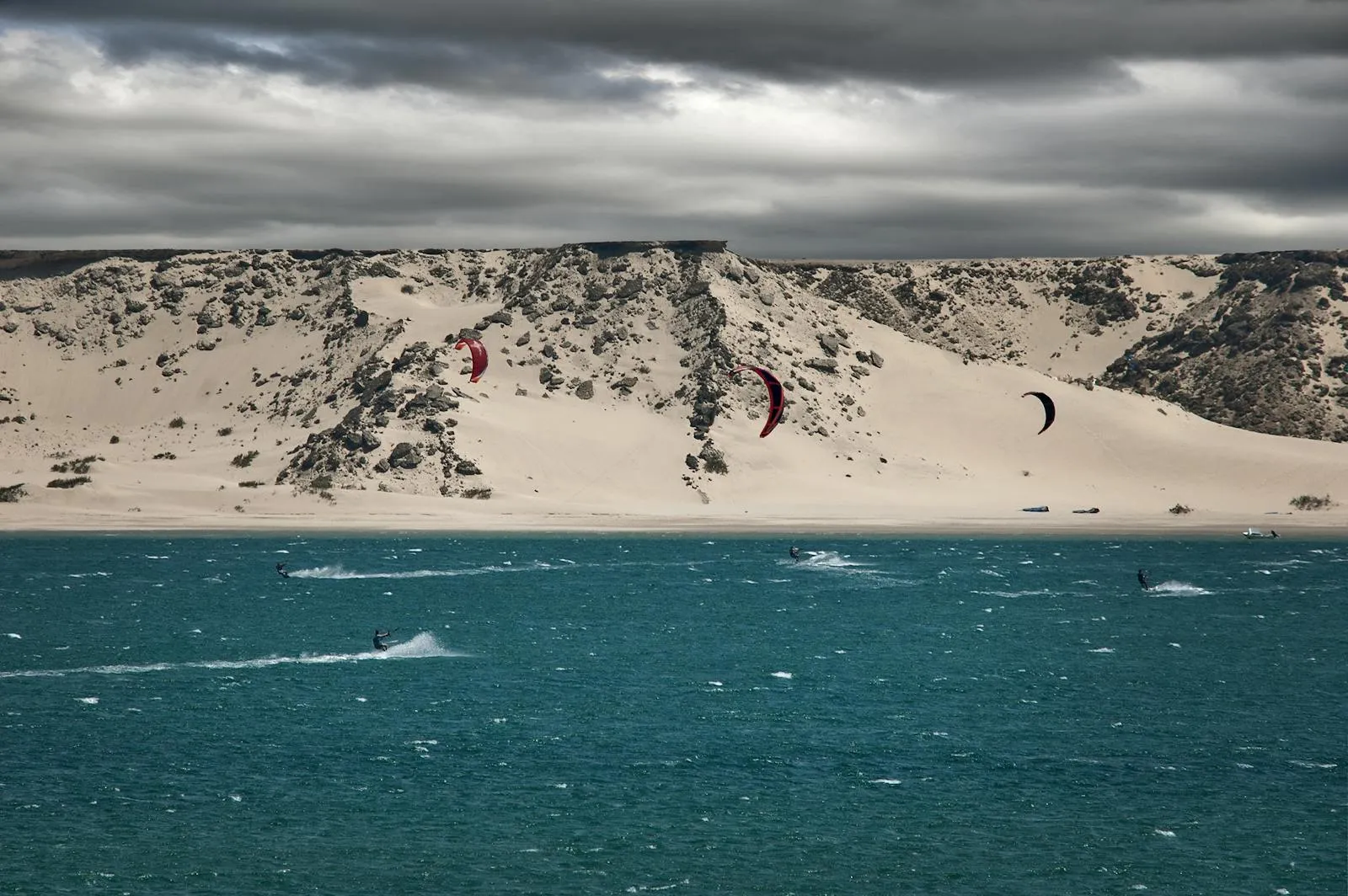 Kitesurfeurs sur l'océan atlantique marocain, sport phare d'Oualidia et Dakhla