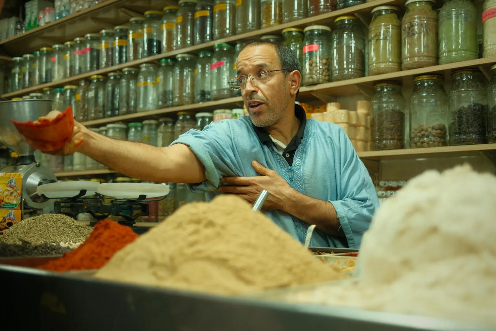 Étal d'épices colorées dans un souk marocain, où on s'approvisionne au quotidien
