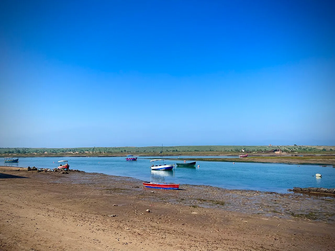 Barques amarrées sur la lagune calme d'Oualidia, étape finale du parcours avant le ferry retour