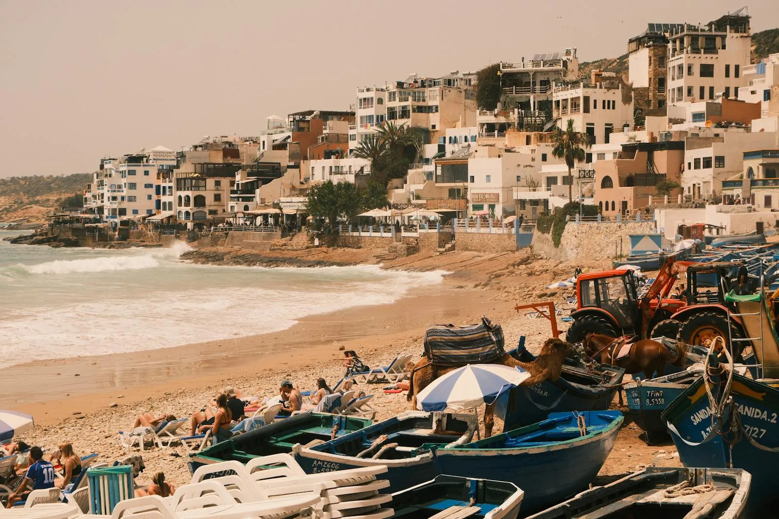 Côte atlantique du Maroc avec une route longeant l'océan, lumière de fin de journée