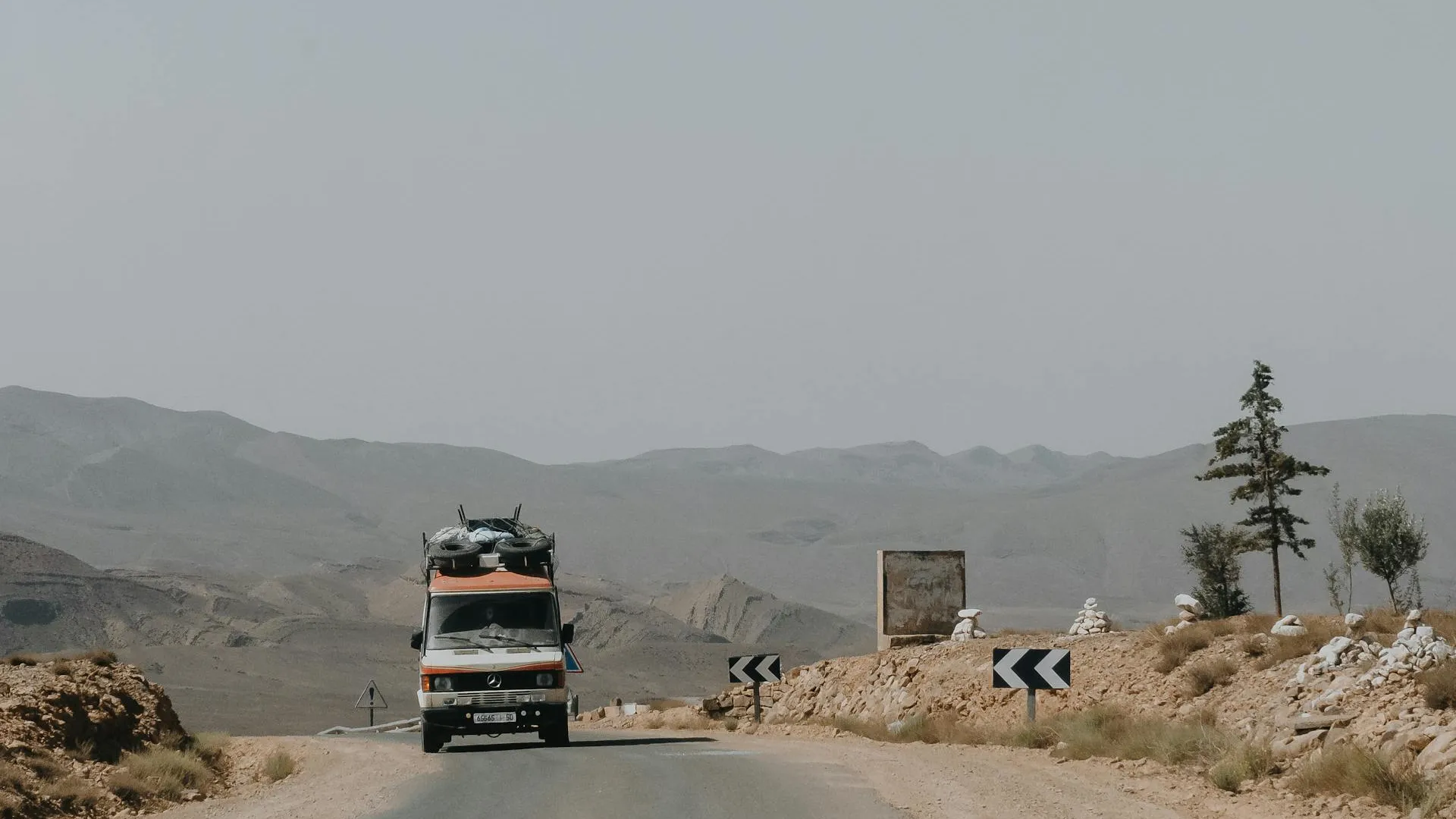 Camping-car sur une route déserte au pied de l'Atlas marocain, en milieu de road trip