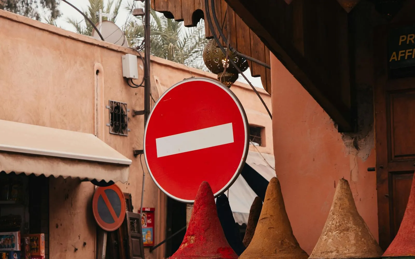 Souk marocain avec étals d'épices traditionnelles, ambiance du Souk Al Had d'Agadir